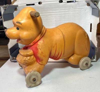 Juguete de plástico duro vintage de los años 70 Ride-On Marx Disney Winnie The Pooh Foto 1 de 4