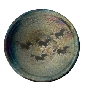 Piatto ceramica artistica vintage Southwest Dream Raku cavalli da corsa artista firmato J Diller - Foto 1 di 6