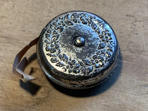 ANTIQUE STERLING SILVER RETRACTABLE TAPE MEASURE ART NOUVEAU REPOUSSE FLOWERS Cover