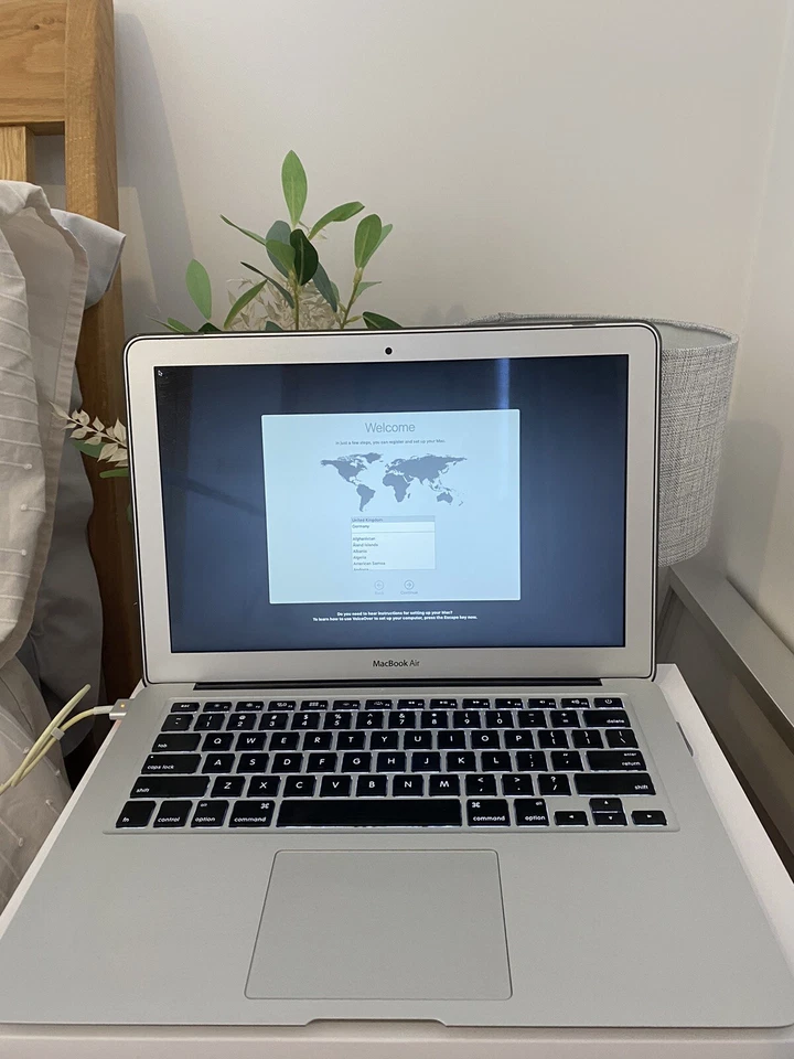 Apple MacBook Air 13.3 128gb MD760ZP/A  A1466 Mid 2013 - Image 1 of 4