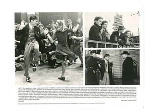 SWING KIDS Orig. Foto publicitaria de la película 1993 Robert Sean Leonard Christian Bale - Imagen 1 de 2