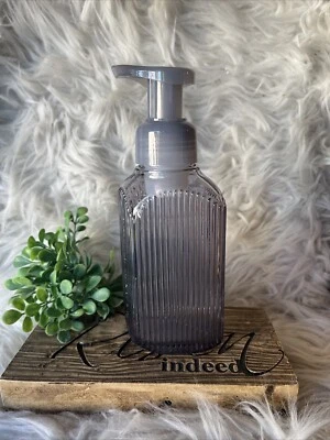 Soporte dispensador de jabón espumoso suave líneas verticales carbón Bath & Body Works Foto 1 de 2