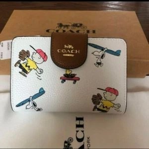 Coach Peanuts Snoopy Charlie Brown Bi-fold Wallet White Outlet C4899 Japan - Picture 1 of 7