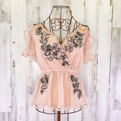 Top Boho Desnudo Caprichoso Negro Floral Bordado Pequeño Elegante Hada Jardín Fiesta Foto 1 de 4