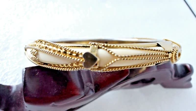 Pulseira Vintage Bege Claro Lucite & Tom Dourado Corações de Metal 2 5/8" D - Imagem 1 de 4