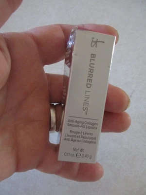 Lápiz labial suave antienvejecimiento IT Cosmetics líneas borrosas **Je Ne Sais Quoi** Foto 1 de 2