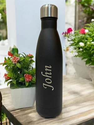 Botella de agua personalizada de acero inoxidable negra - nombre personalizado "John" Foto 1 de 2