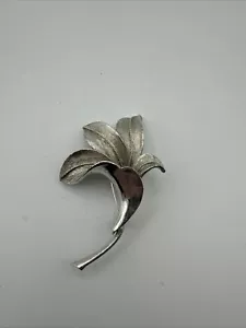 Spilla Fiore Giglio Vintage Firmata CORO PEGASUS Tono Argento Spazzolato - Foto 1 di 9