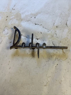 Dodge Pioneer 1960, Seneca, Dart LH capó delantero logotipo moldura. Bonito Foto 1 de 4