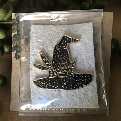 Prendedor de solapa esmaltada sombrero de bruja negro y dorado ~ plumas góticas paganas de Halloween ~NUEVO Foto 1 de 3