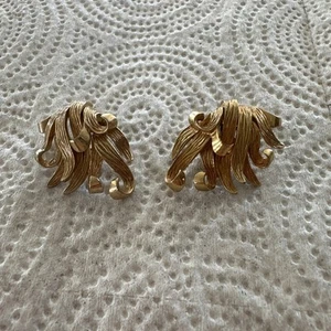 1955-1971 Marcel Boucher Gold Tone Clip On Earrings Ornate Signed And Numbered - Picture 1 of 11