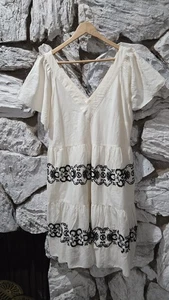 Old Navy Blumen weiß schwarz bestickt Boho Stufen Damen M V-Ausschnitt - Bild 1 von 5