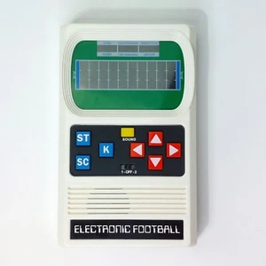 Juego electrónico portátil de fútbol americano clásico Mattel retro 2001 probado y funcionando - Imagen 1 de 5