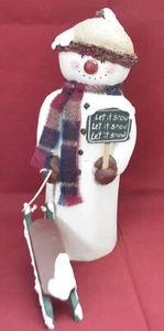 Handgeschnitzter Schneemann aus Holz mit Schlitten signiert vom Künstler Jackie Reeves - Bild 1 von 3