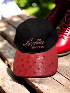 Gorra de béisbol Lucchese DE COLECCIÓN auténtica con pluma roja completa avestruz exótico ¡RARA! - Imagen 1 de 7