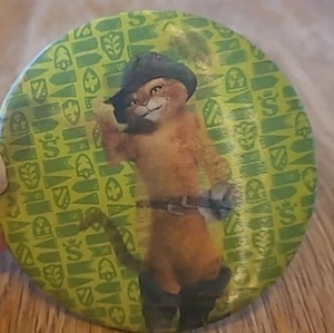 Puss in Boots Button Pin Lenticular Shrek Movie Cat Green Pinback - Picture 1 of 4