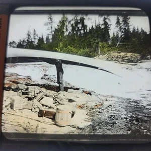 Mann trägt Kanu Queen City Eierkoffer, ME Provincetown MA Magic Lantern Slide - Bild 1 von 9
