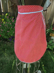 Vintage weiße Baumwoll Halbschürze mit verwaschenem Rot & Braun im ovalen Muster  - Bild 1 von 4