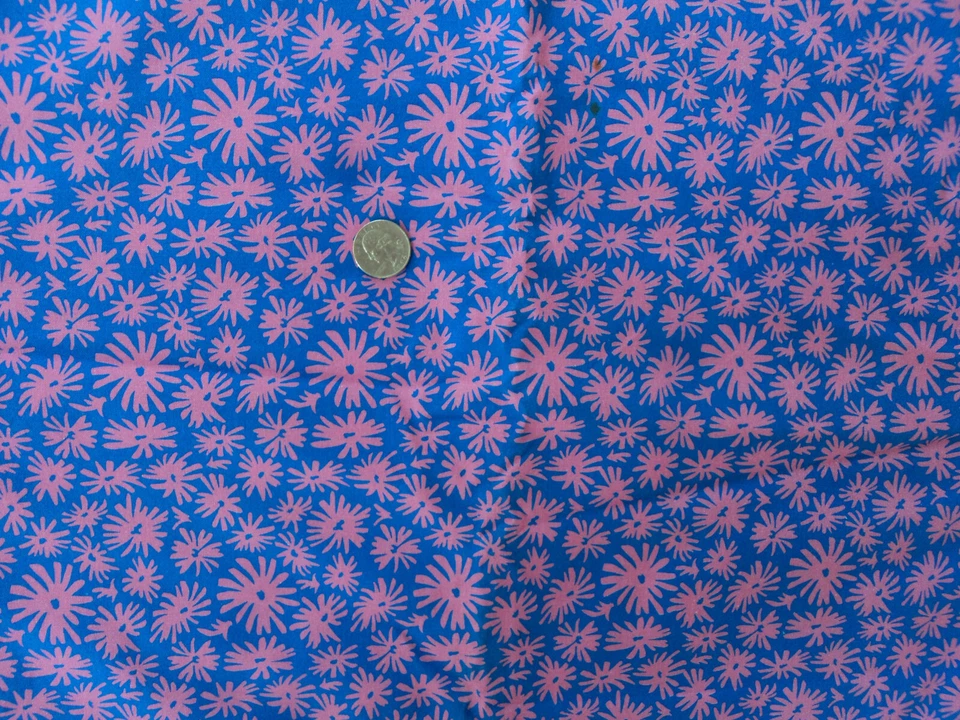 1 7/8 x 44" Free Spirit Floral Algodón Edredón Tela Rosa Caliente Flores Sobre Azul Foto 1 de 1