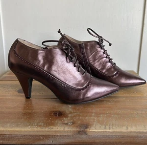 Neu ohne Karton Chelsea Crew Margaret spitz zulaufende Stiefeletten burgunderrot metallic Größe 39 8 8,5 US - Bild 1 von 8