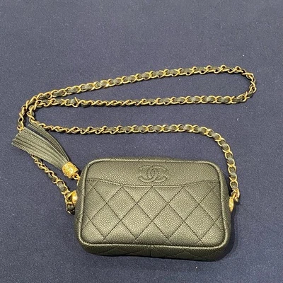 Bolsa de ombro Chanel preta dourada granulada franja câmera série 26 - Imagem 1 de 4