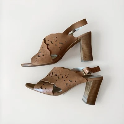 Sandalias de tacón Cole Haan talla 9B color tostado Indra corte láser Foto 1 de 4