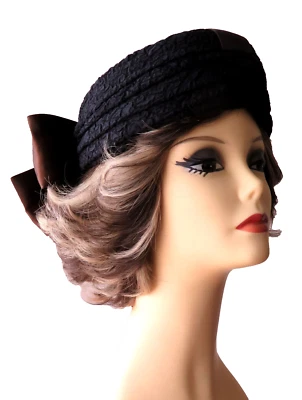 Antigo Chapéu Formal Preto Sem Coroa “Rochelle Originals” Laço Traseiro de Cetim, Impecável - Imagem 1 de 4