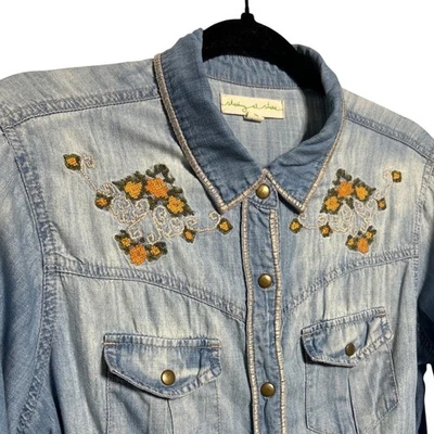Camisa vaquera bordada Staring At Stars para mujer talla mediana lavado claro Foto 1 de 4