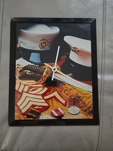Handgefertigte Wanduhr aus abgeschrägtem Glas Marine Corps im Uhrzeigersinn - Bild 1 von 3