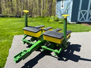 1/16 John Deere 4 row 7000 MaxEmerge planter toy - Picture 1 of 4