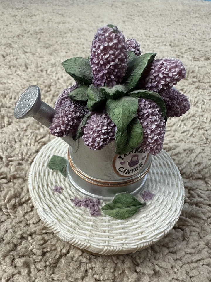 Yankee Candle Watering Can Shape w/ A Purple Flower and Greens Topper Foto 1 de 1