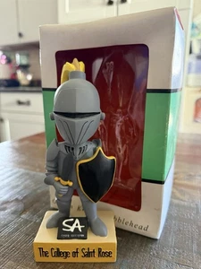 FEAR the GOLDEN KNIGHT College of Saint Rose New York MASKOTTCHEN Wackelkopf Neu im Karton! - Bild 1 von 2