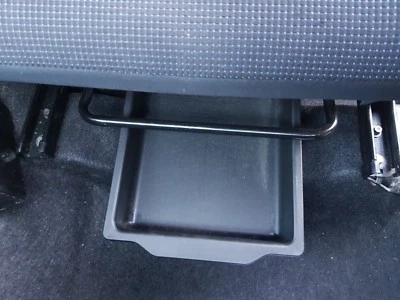Bandeja de almacenamiento delantera debajo del asiento SUZUKI EZ SWIFT / SPORTS 1/2005-2/2011 pasajero  Foto 1 de 4