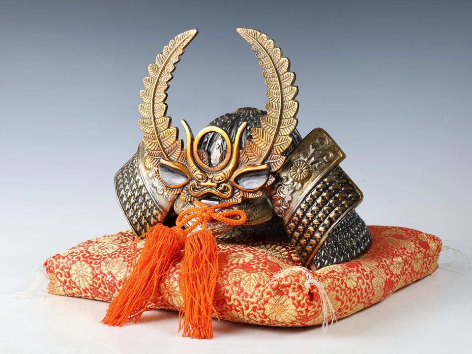 Bonito casco samurai japonés vintage - TOKUGAWA IEYASU - raro color plateado Foto 1 de 4