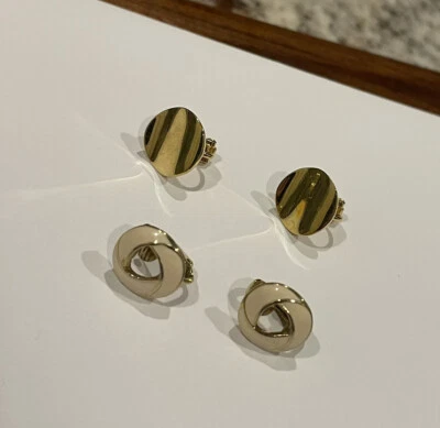 Лот из 2 подписанных клипс на зажим на серьги золотой тон 1 Trifari 1 AK (Anne Klein) - Изображение 1 из 4