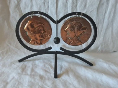 GONG DE TABLE DOUBLE EN CUIVRE SIGNÉ LHOSTE Et OSSEGOR Avec Marteau HT 14,4 cm - Photo 1/4