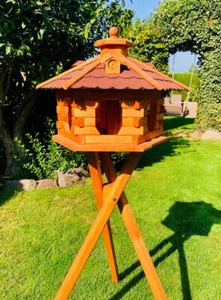 DARLUX Vogelfutterhaus XL Sechseck Vogelhaus aus Holz mit Ständer Braun/Rot - Bild 1 von 5