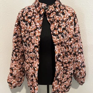 Chaqueta de sarga acolchada floral Social Standard By Sanctuary para damas talla grande $149 - Imagen 1 de 16