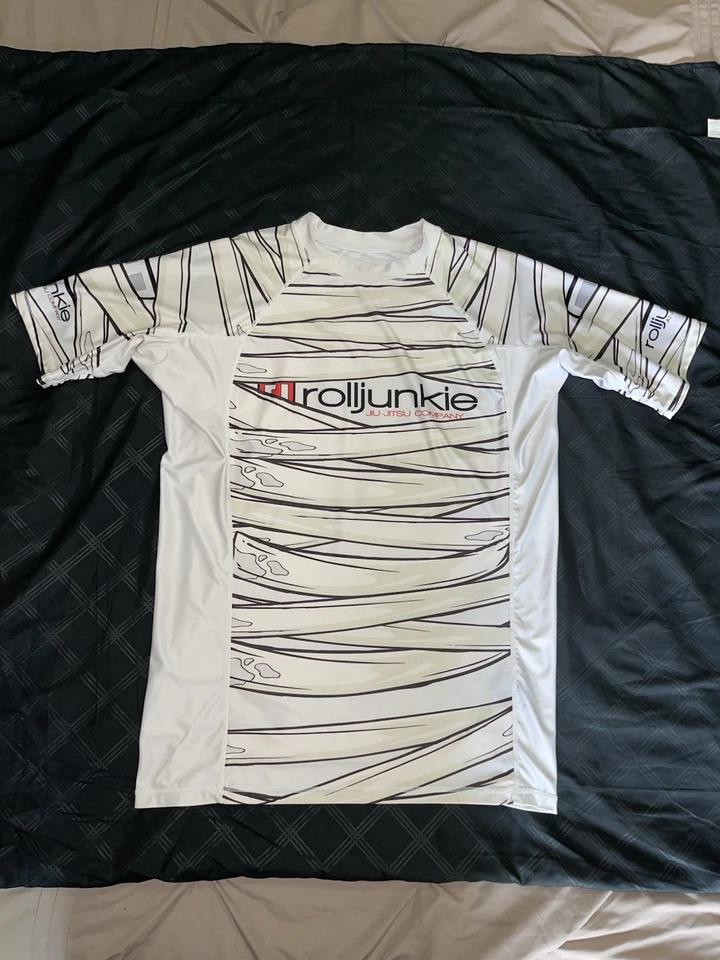 Roll Junkie Jiu Jitsu Rash Guard 2XL MMA Mummy XXL Blanco Nuevo Artes Marciales Combate Foto 1 de 4