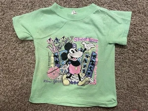 Vintage Disney Mickey Mouse New York Street Beats 4T grün Shirt - Bild 1 von 8