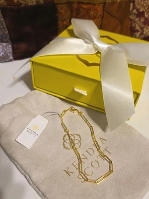 Pulsera Kendra Scott Courtney con clip dorado con bolsa de regalo y caja Foto 1 de 4