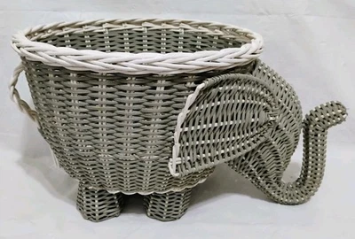 Cesta de almacenamiento Pottery Barn Kids en forma de elefante tejida de ratán gris blanco 25,5" Foto 1 de 4