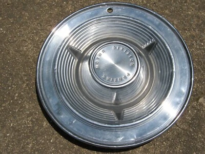 Una cubierta de rueda de tapacubos de 14 pulgadas Pontiac Bonneville 1962 genuina de fábrica Foto 1 de 4
