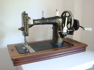 Victoria Antike Nähmaschine mit Zubehör und Tragekoffer aus Holz mit Schlüssel - Bild 1 von 24
