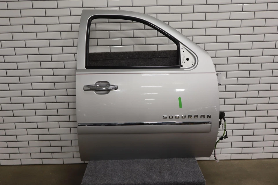 2007-11/14/10 Chevy Suburban GMT900 Right Passenger Front Door W/Glass Foto 1 de 4