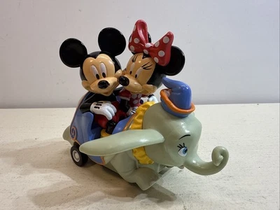 Paseo en Dumbo de los Parques Disney con vehículo retrocededor de Mickey Minnie Mouse Foto 1 de 3