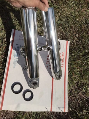 Horquillas delanteras Harley Street Glide patas inferiores pulidas 2015 y sellos nuevos 49 mm Foto 1 de 4