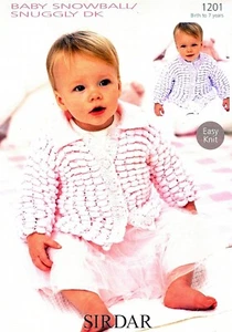 Strickanleitung für Babys Strickjacken. Zum Stricken in Schneeball & DK. Sirdar 1201 - Bild 1 von 1