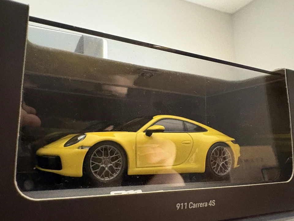 Porsche 992 911 Carrera 4s Dealer Edition 2019 2020 2021 2022 Minichamps em escala 1/43 - Imagem 1 de 1