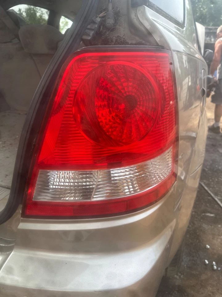 Luz trasera derecha pasajero KIA SORENTO 2006-2009 924-3E5 Foto 1 de 1